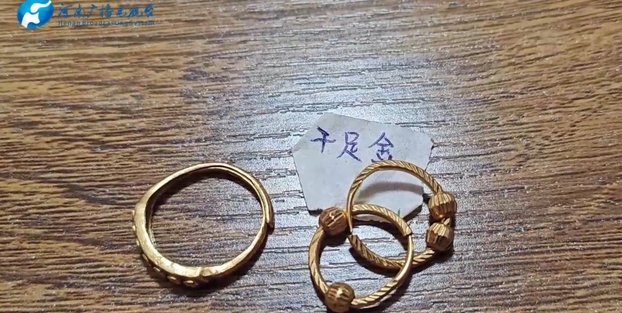 男子整理母亲遗物发现